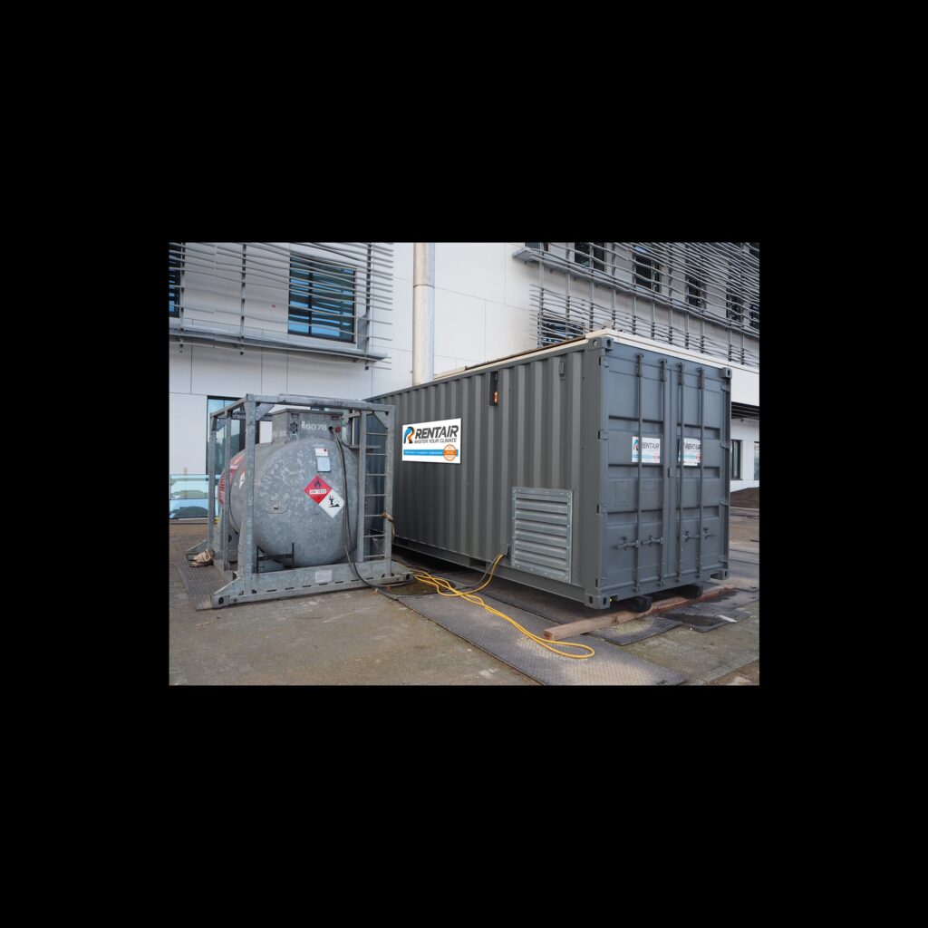 Grijze Rentair-container naast een brandstoftank in een stalen frame aan het ziekenhuis