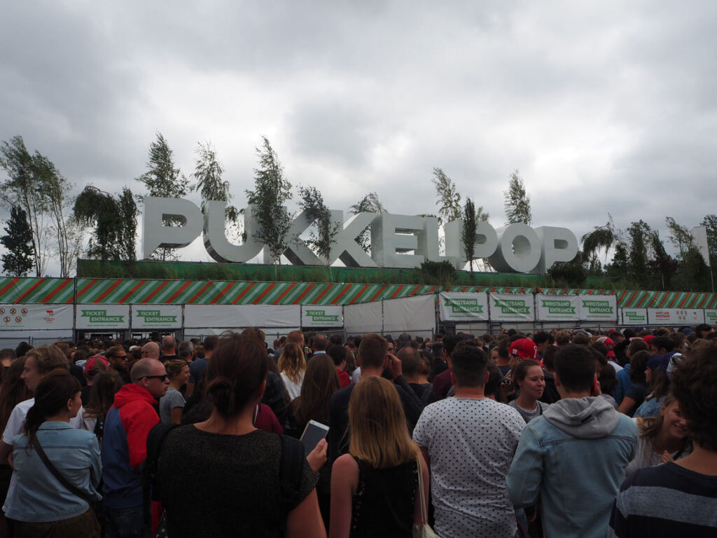 Festivalbezoekers voor de grote witte letters van Pukkelpop op het terrein in Hasselt