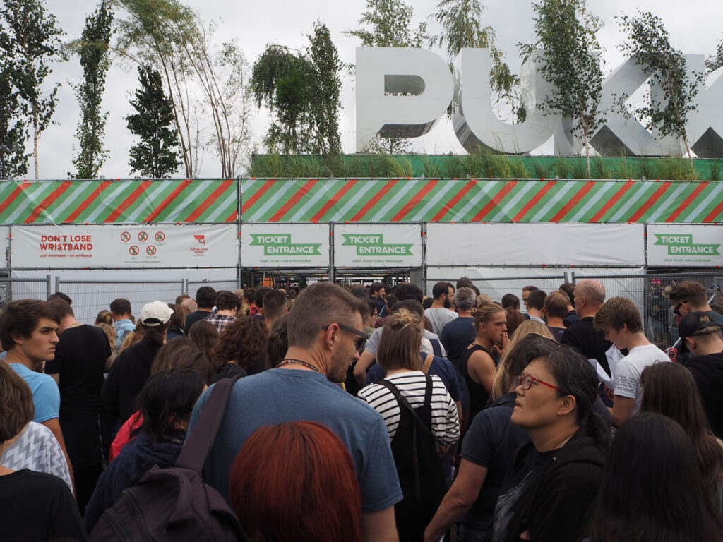 Festivalgangers in de rij aan de ticketingang van Pukkelpop onder de grote letters