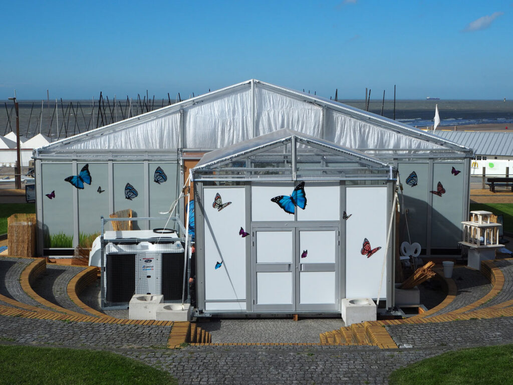 Pop-up vlindertuin op de dijk van Knokke met de mobiele rooftop unit aan de zijkant