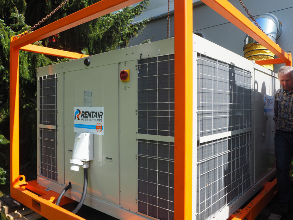 Zijaanzicht van de 70 kW rooftop airco met Rentair-logo en stroomaansluiting in oranje frame