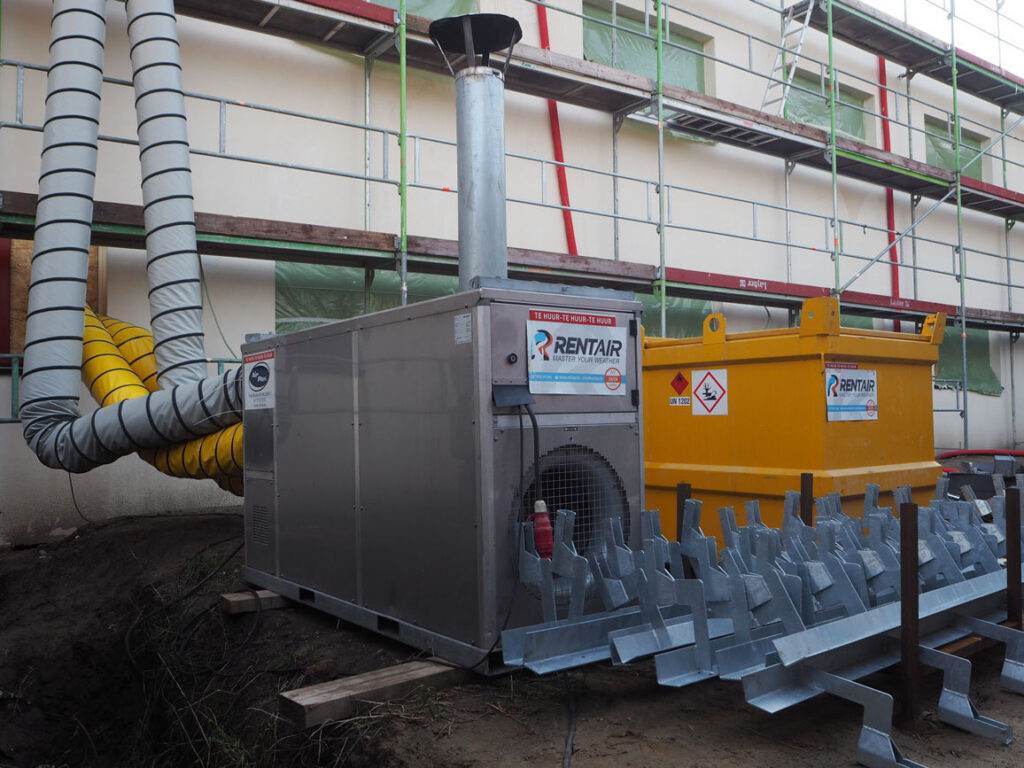 Mobiel mazoutgestookt verwarmingstoestel van 200 kW met mazouttank en luchtslangen bij studentenverblijven in Gent