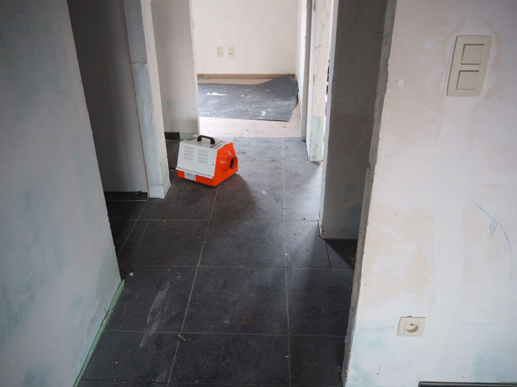 Gang van een afgesloten appartement in Wuustwezel met een elektrisch verwarmingstoestel op de vloer