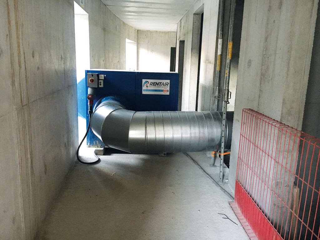 Ventilatie-unit van Rentair met spiraalbuis in een betonnen gang van de ondergrondse verdiepingen